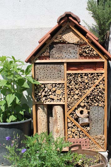 Bienenhotel-Martinelli-Naturgärten