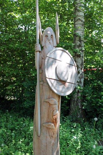 Odin-Holzschnitzereien-Martinelli-Naturgärten