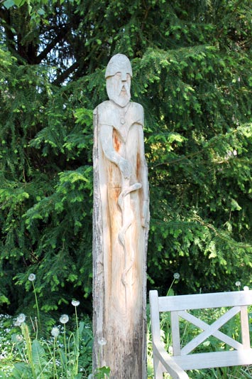 Gott-Holzschnitzereien-Martinelli-Naturgärten