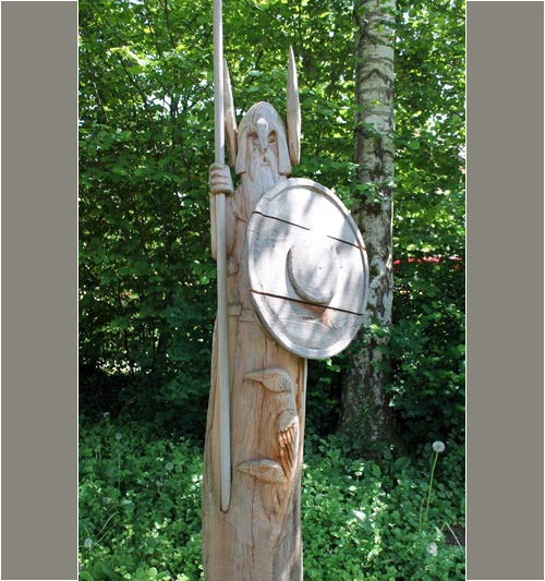 Odin-Holzschnitzereien-Martinelli-Naturgärten
